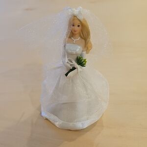 Hallmark 2002 Blonde Barbie Blushing Bride Ornament